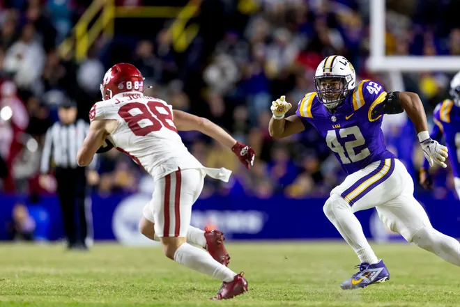Nov 30, 2024; Baton Rouge, Louisiana, USA; Oklahoma Sooners wide receiver Jacob Jordan (88) is chased down by LSU Tigers linebacker Davhon Keys (42) during the fourth quarter at Tiger Stadium. Mandatory Credit: Stephen Lew-Imagn Images