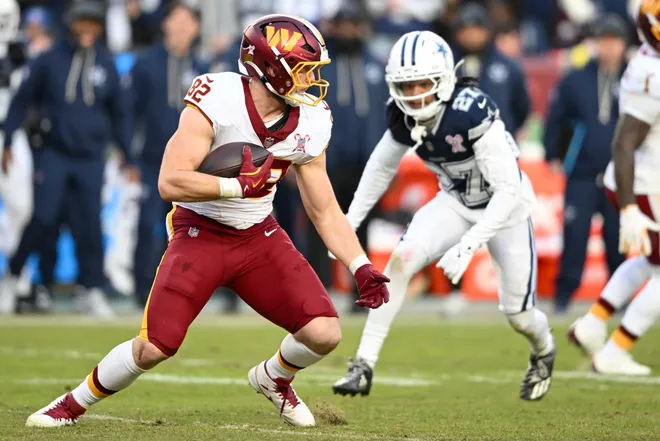 LANDOVER, MARYLAND - DECEMBER 25: Ben Sinnott #82 of the Washington Commanders catches a pass against the Dallas Cowboys in the fourth quarter of a game at Northwest Stadium on December 25, 2025 in Landover, Maryland. (Photo by Greg Fiume/Getty Images)