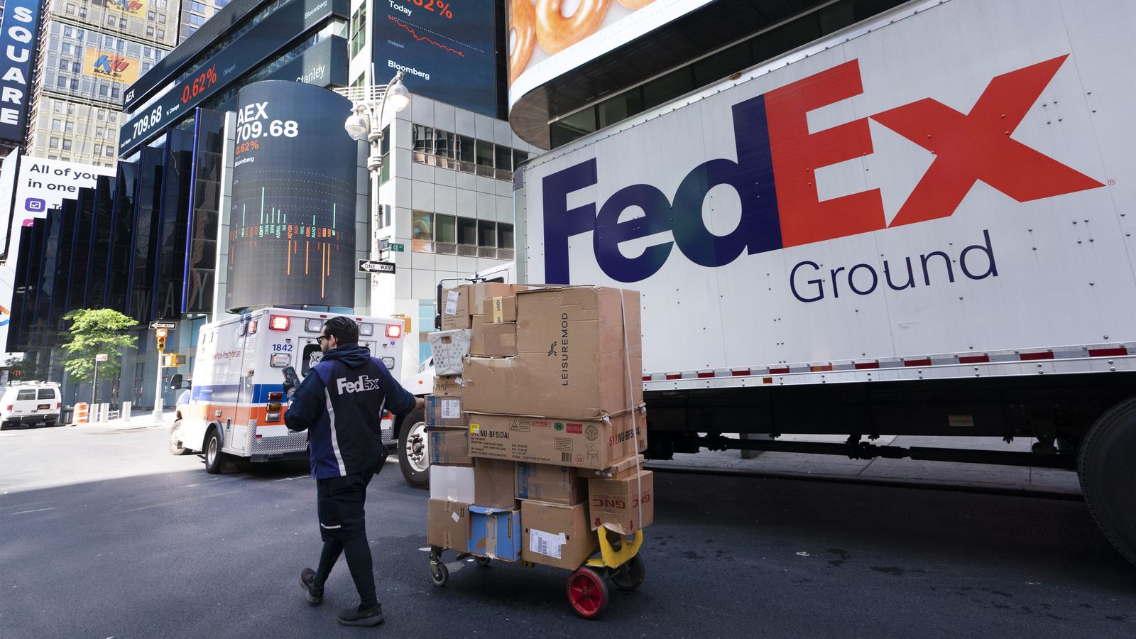 FedEx to close Dallas, Texas-area facility, impacting 856 jobs