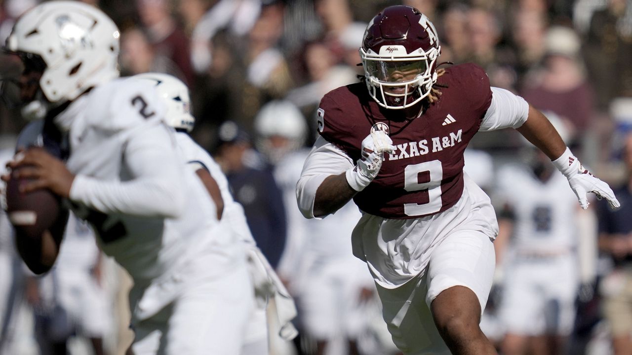 Texas A&M defensive end Cashius Howell (9) rushes Samford quarterback Quincy Crittendon (2) during the first quarter of an NCAA college football game Saturday, Nov. 22, 2025, in College Station, Texas. (AP Photo/Sam Craft)