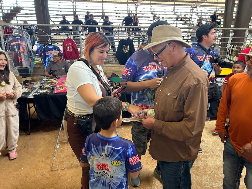 Texas Gamefowl Breeders Association vice president Steve Hinds, right, works on a raffle...