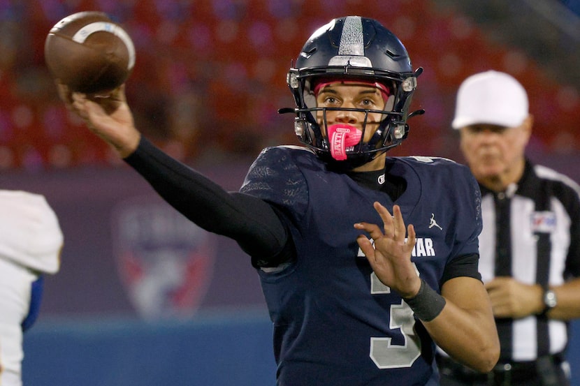 Lone Star's quarterback Trey Wright (3) passes against Frisco in the second half of a high...