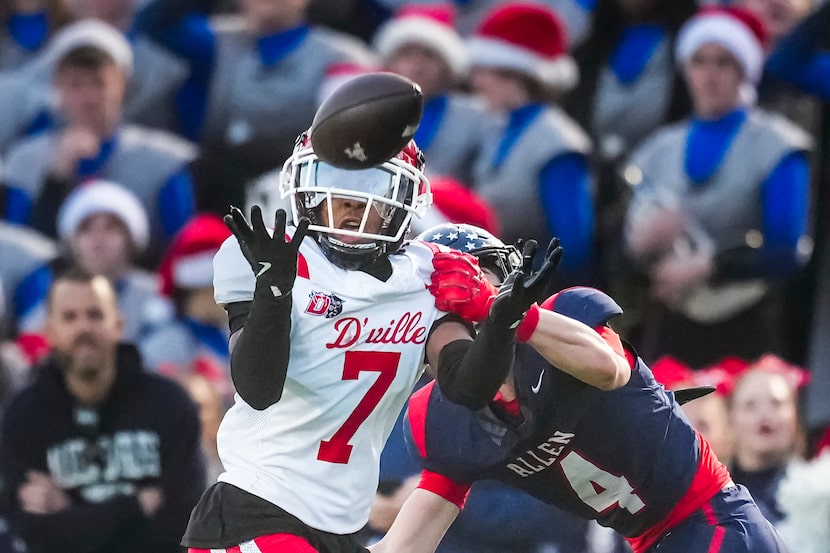 Duncanville defensive back Braylon Edwards (7) breaks up a pass intended for Allen wide...
