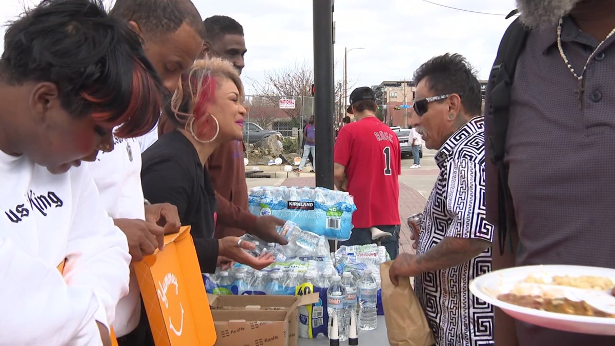 North Texans bring holiday cheer to Dallas homeless – NBC 5 Dallas-Fort Worth