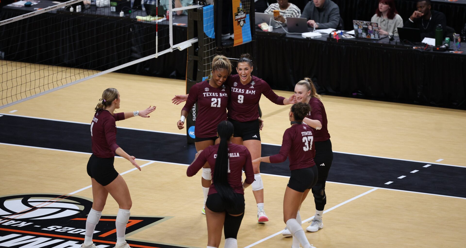 Texas A&M volleyball shuts out Pitt in 3 straight sets