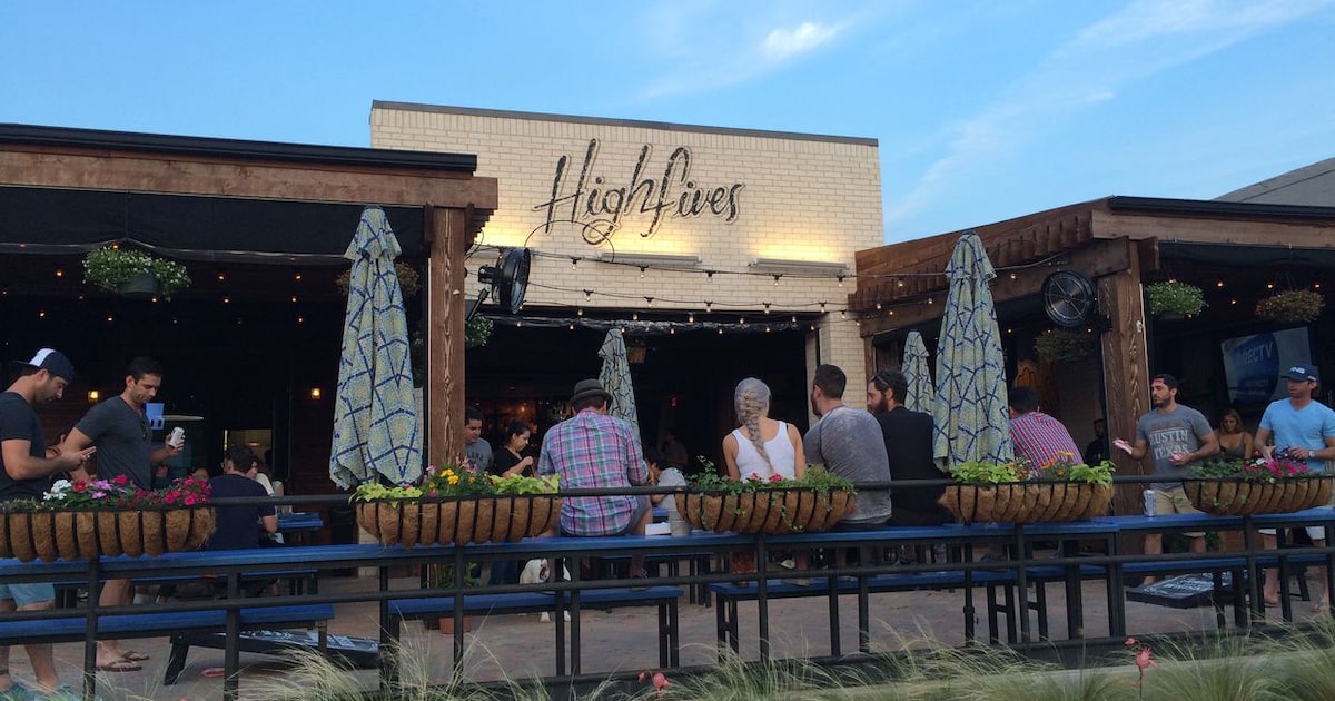 East Dallas sports bar to close after football season