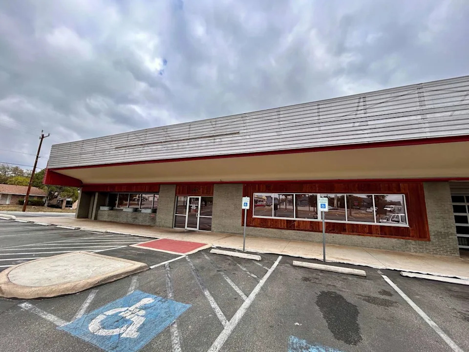 Exterior of the former Longhorn Cafe location that closed at the end of November. (Polly Anna Rocha/MySA)