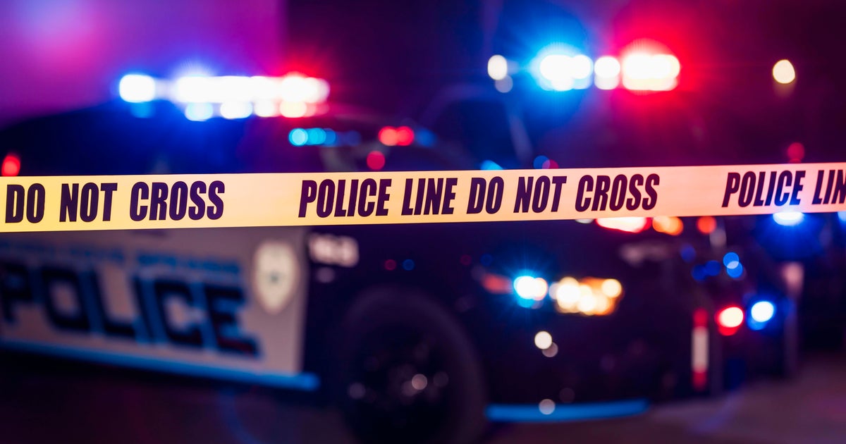 1 person fatally shot at West Dallas convenience store, police say