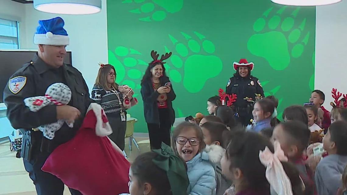 CCISD police spread Christmas cheer at local elementary schools