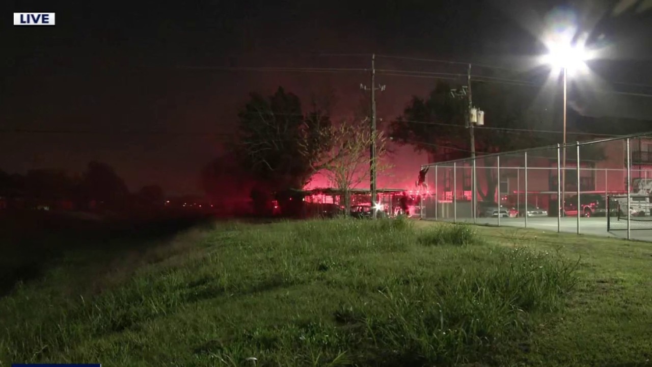 FOX 26 photographer shares on-the-ground look at Houston apartment fire