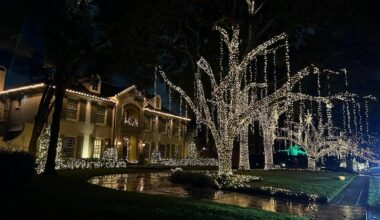 Your Guide to Cruising the River Oaks Christmas Lights