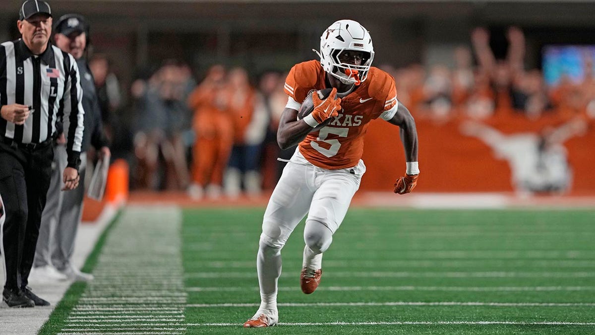 Quintrevion Wisner runs the ball