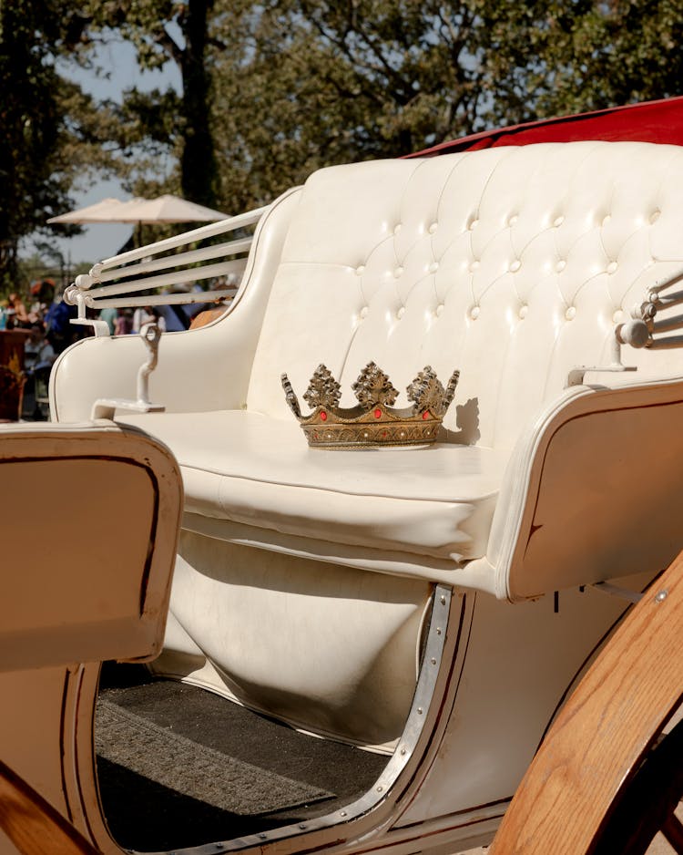 A horse-drawn carriage carries a crown in honor of the late George C. Coulam.