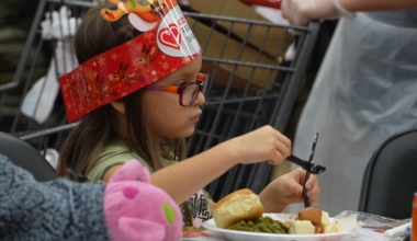 HEB hands out holiday meals at 37th annual Feast of Sharing at Hilliard Center