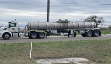 Crash involving 18-wheeler shuts down Leopard Street near Calallen