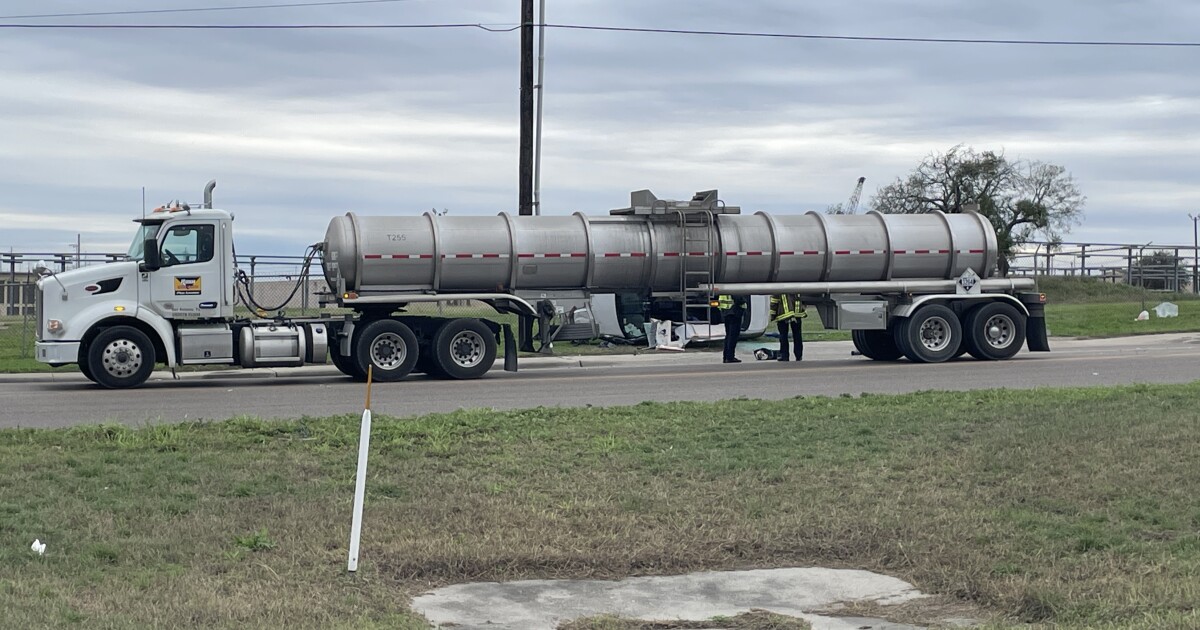 Crash involving 18-wheeler shuts down Leopard Street near Calallen