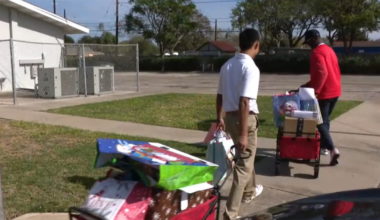 Incarnate Word Academy students deliver Christmas gifts for children in need
