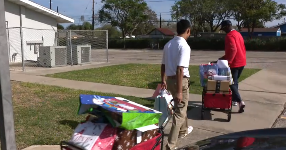 Incarnate Word Academy students deliver Christmas gifts for children in need