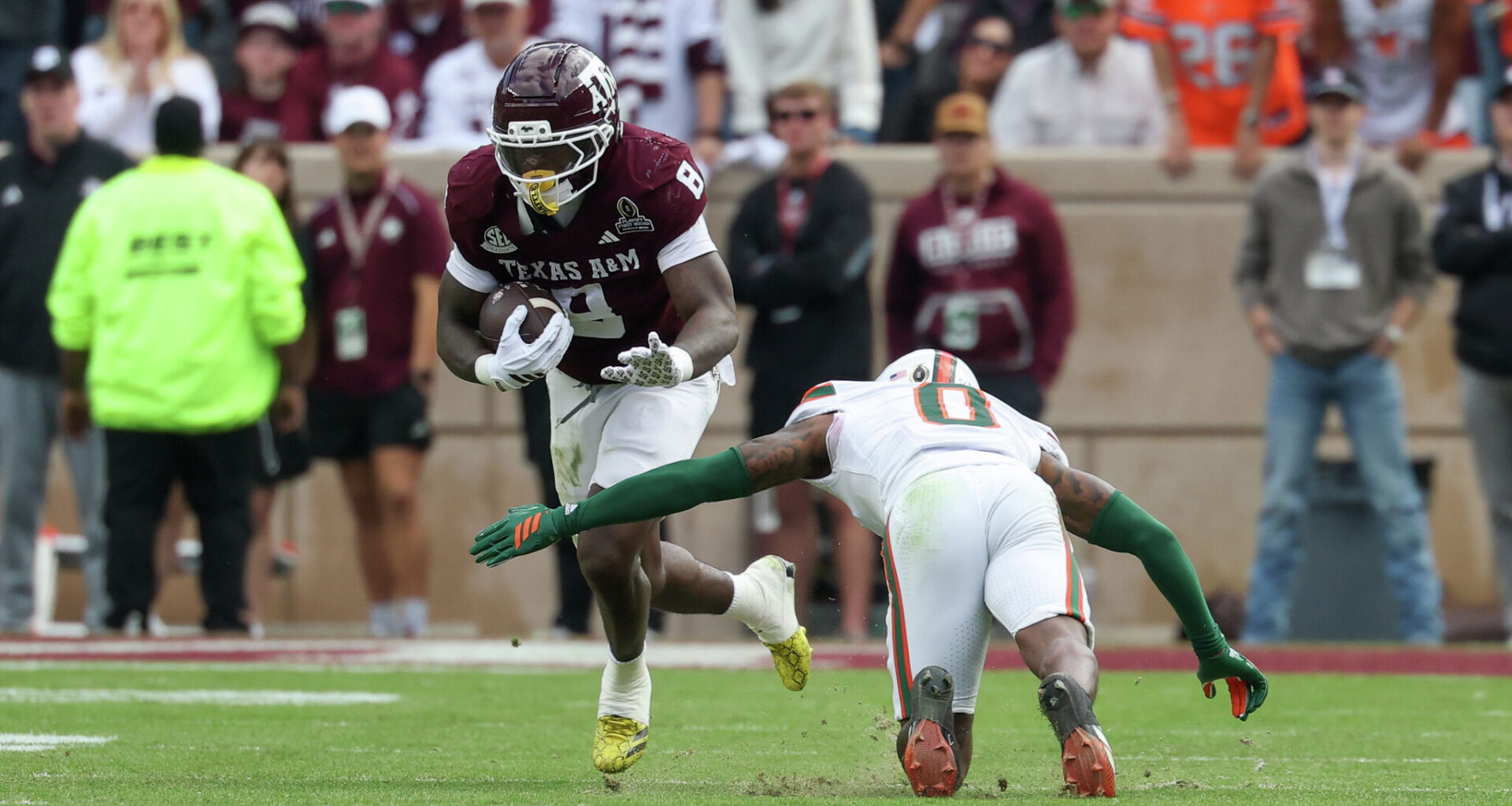 Le'Veon Moss declares for 2026 NFL Draft. Where will he land?