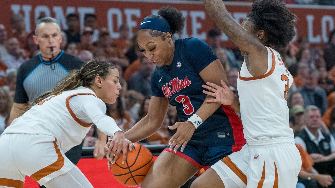 Lee scores 17 and makes clutch play to help No. 2 Texas survive No. 15 Mississippi 67-64