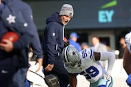 Dallas Cowboys defensive coordinator Matt Eberflus talks to Dallas Cowboys linebacker...