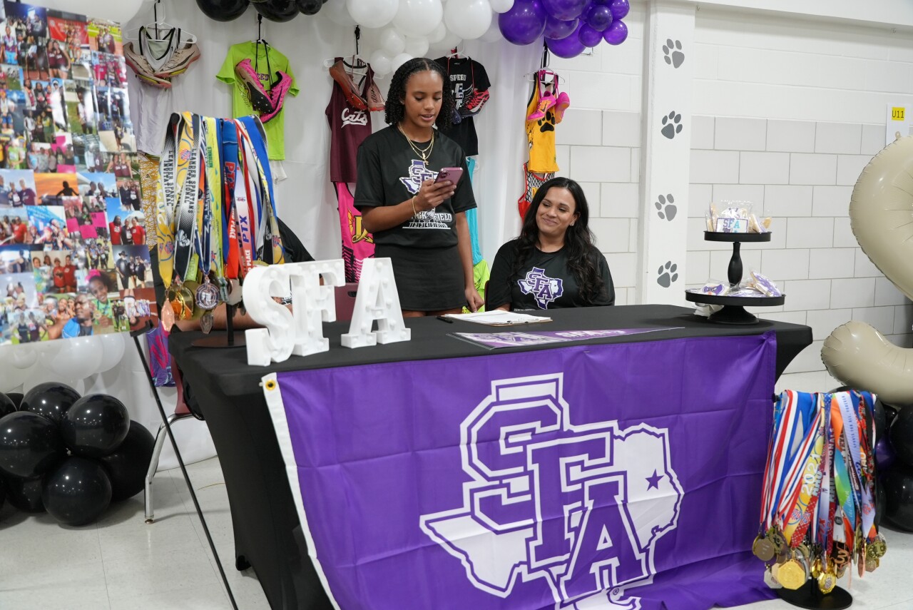 Calallen's Aubrey Navarro signs with SFA