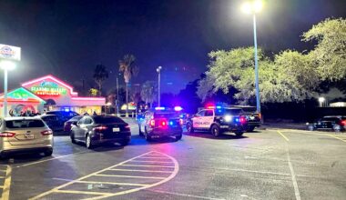 Houston security guard fatally shot outside restaurant, suspect at large