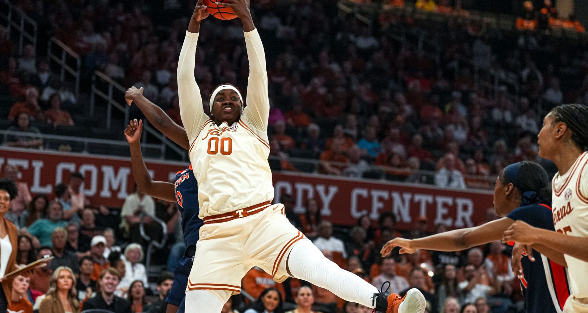 Texas, LSU women among college basketball's top offensive rebounders