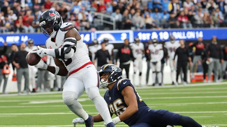 Houston Texans linebacker Azeez al-Shaair (0) intercepts a pass against...