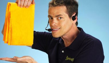 'Shamwow Guy' drops cleaning supplies on Texas doorsteps as part of his run for congress