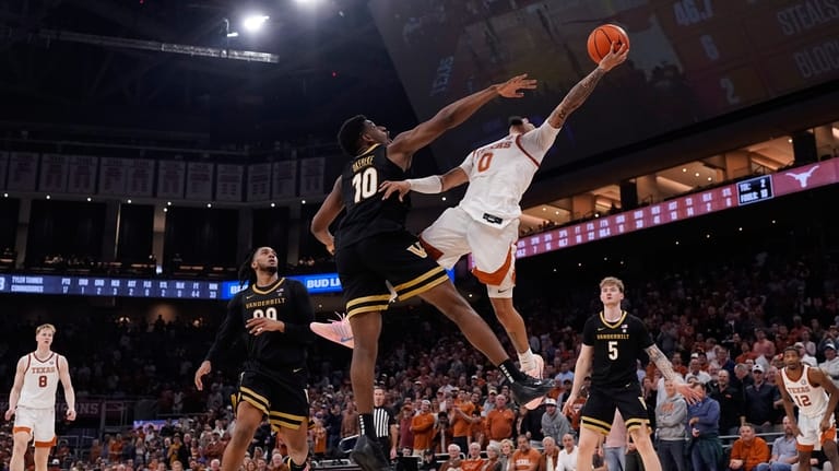 Texas guard Jordan Pope (0) drives to the basket against...