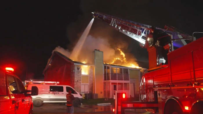 10 units destroyed in large apartment fire in north Houston