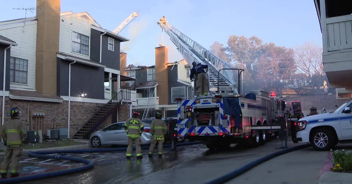 Fort Worth apartment fire displaces several families