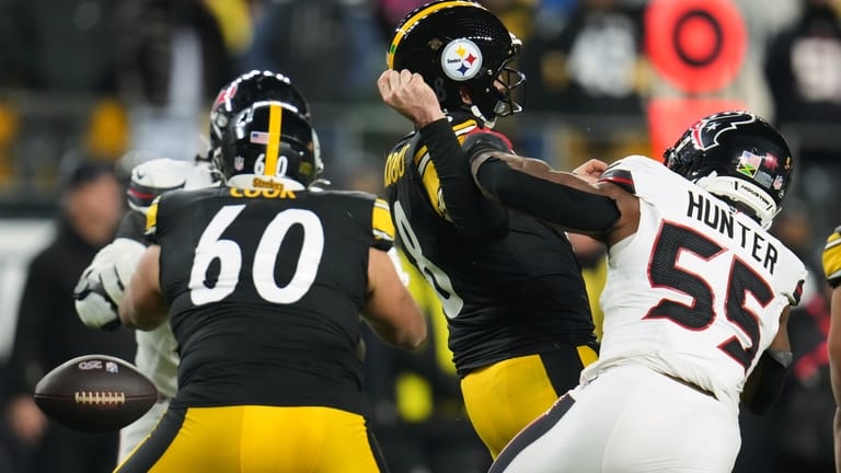 Pittsburgh Steelers quarterback Aaron Rodgers (8) loses possession of the...