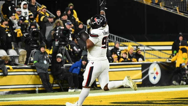 Houston Texans defensive tackle Sheldon Rankins runs to the end...