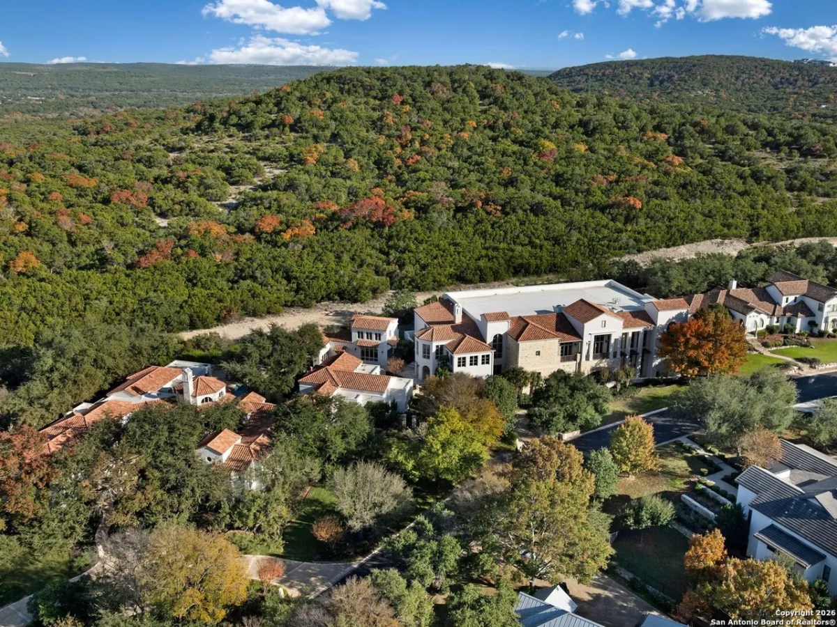 Scarface-worthy mansion going for $8 million in San Antonio’s Dominion has indoor basketball court and sauna