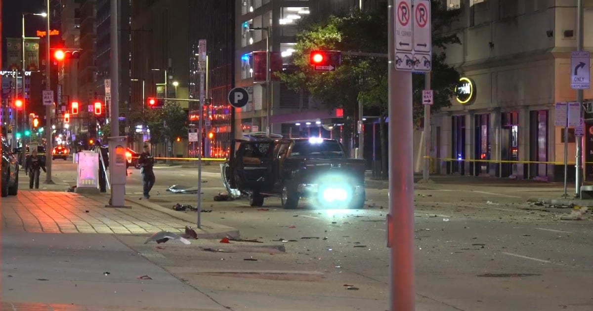 One killed, two injured after stolen SUV crashes into vehicles in Downtown Houston, police say