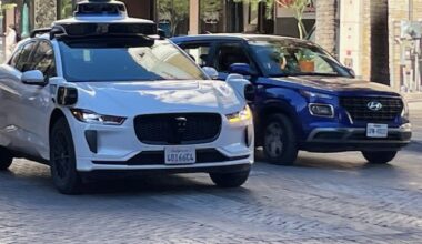 Dark traffic light caused car to freeze in San Antonio