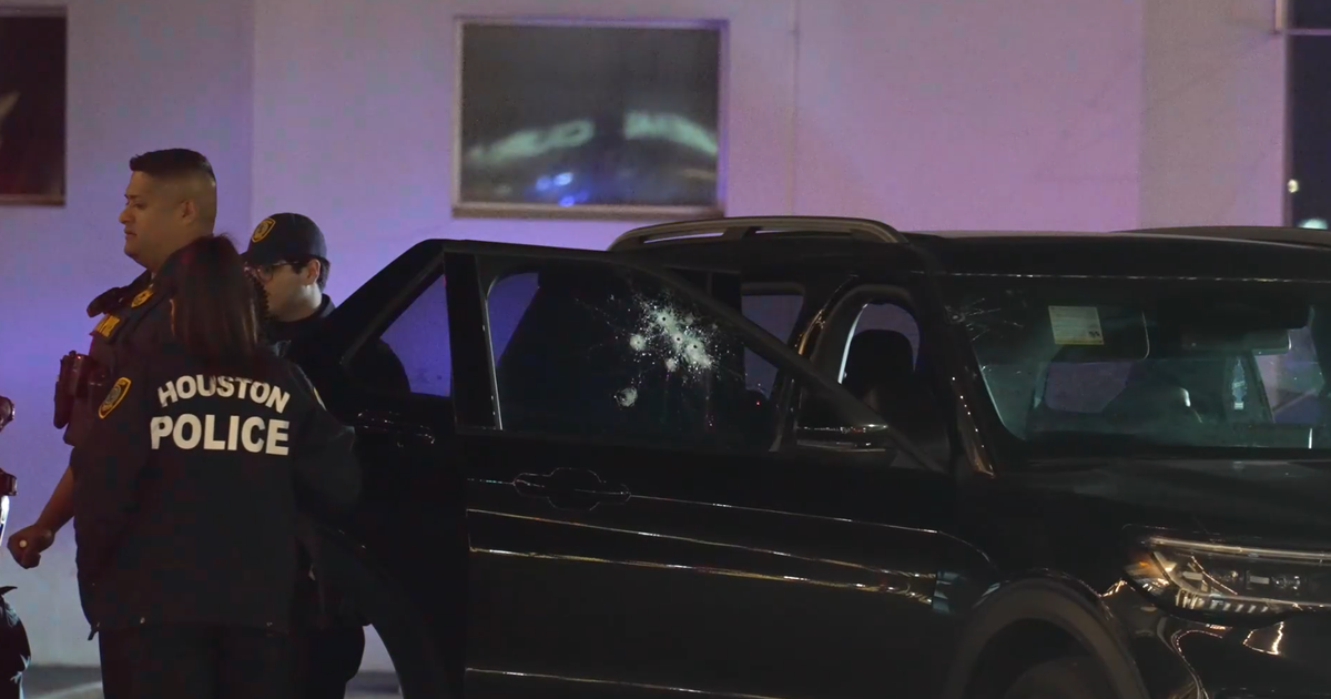 2 people shot at driving on 610 North near the Galleria; 1 hospitalized