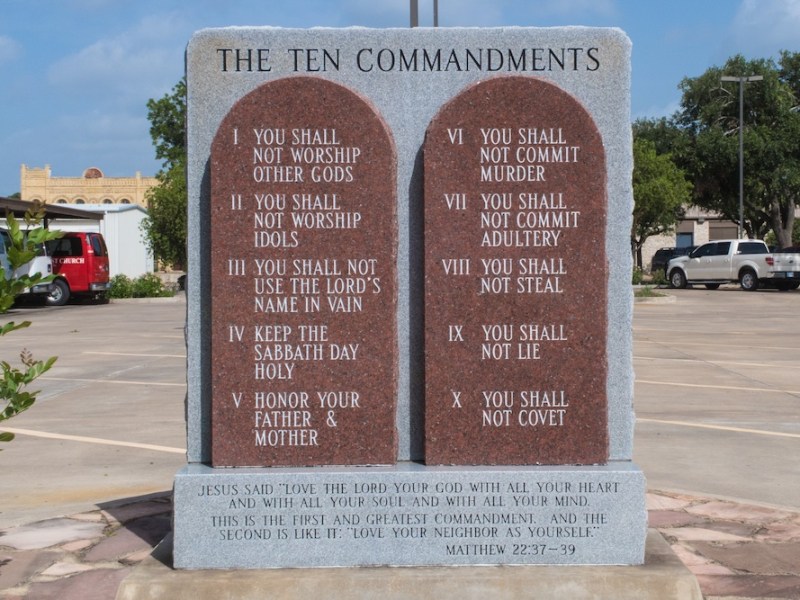 Appeals court hears San Antonio suit over Texas forcing schools to display Ten Commandments