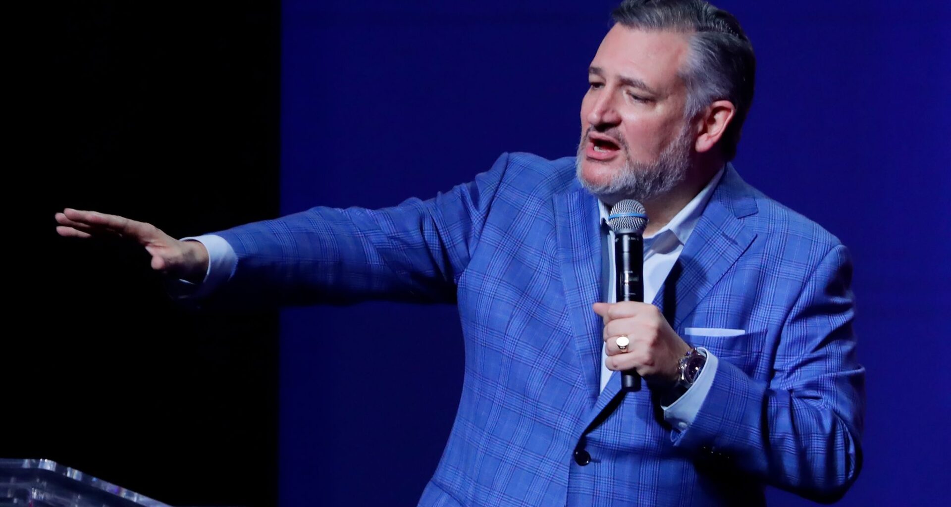 Ted Cruz responds to photo of him flying out of Texas before storm