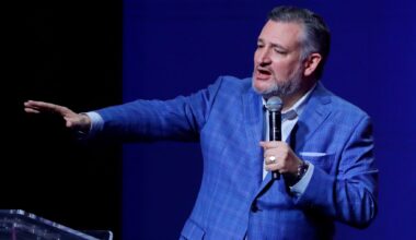 Ted Cruz responds to photo of him flying out of Texas before storm