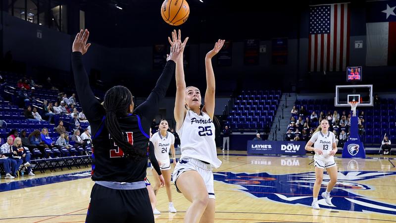 Defense, Davis’s Big Night Push Patriots to Upset of #15 Lady Chaps