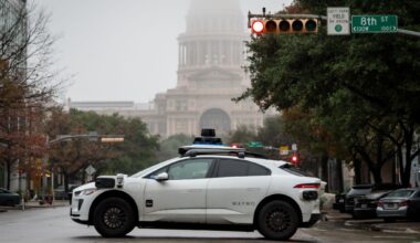 U.S. safety agency looks into Waymo taxis passing Austin buses