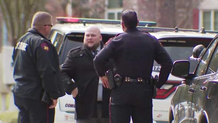 Deputy accidentally shot in hand by 3-year-old nephew who accessed duty gun in Spring home