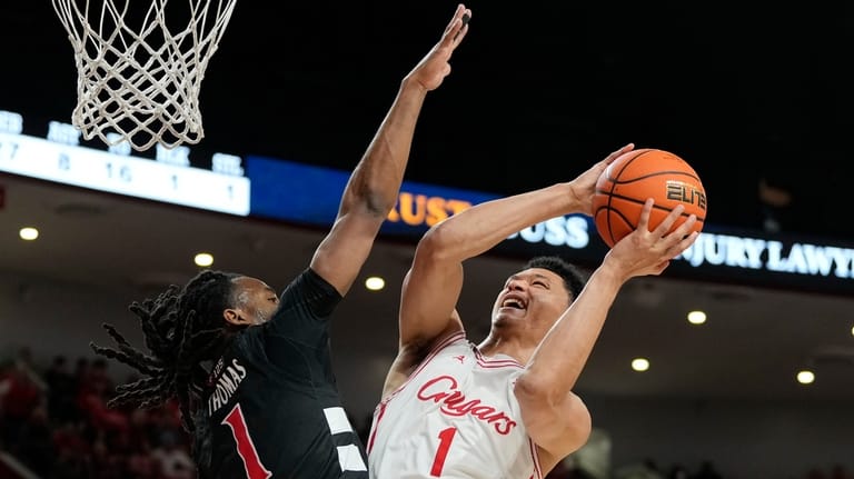 Houston guard Isiah Harwell, right, shoots over Cincinnati guard Day...