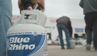 Long lines for food, propane define early chapter of DFW winter storm