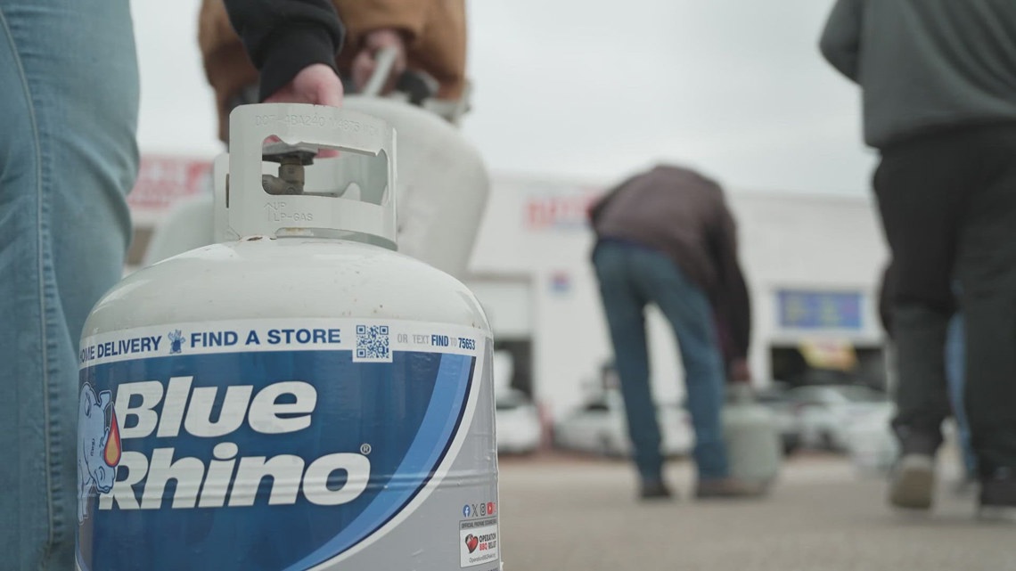 Long lines for food, propane define early chapter of DFW winter storm