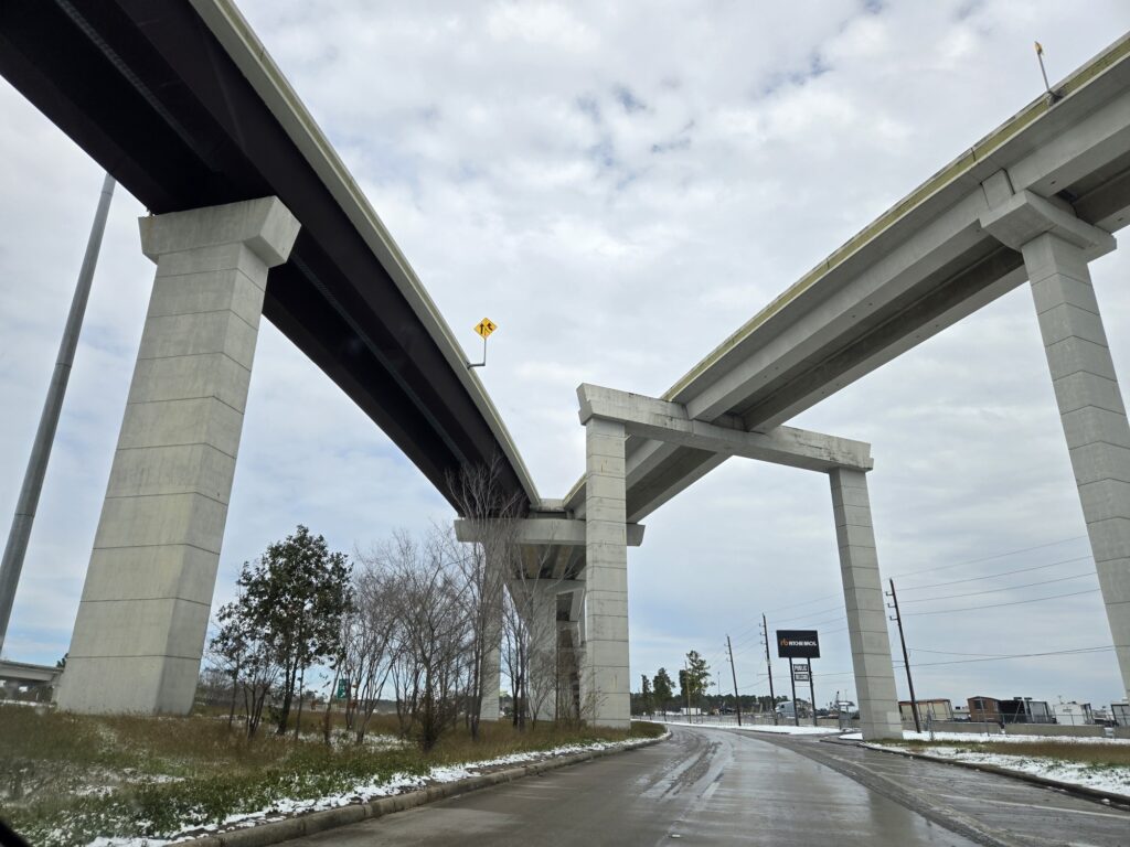 Many roads around Houston are elevated, such as this overpass near Sam Houston Parkway and I-69. Image: Weatherboy