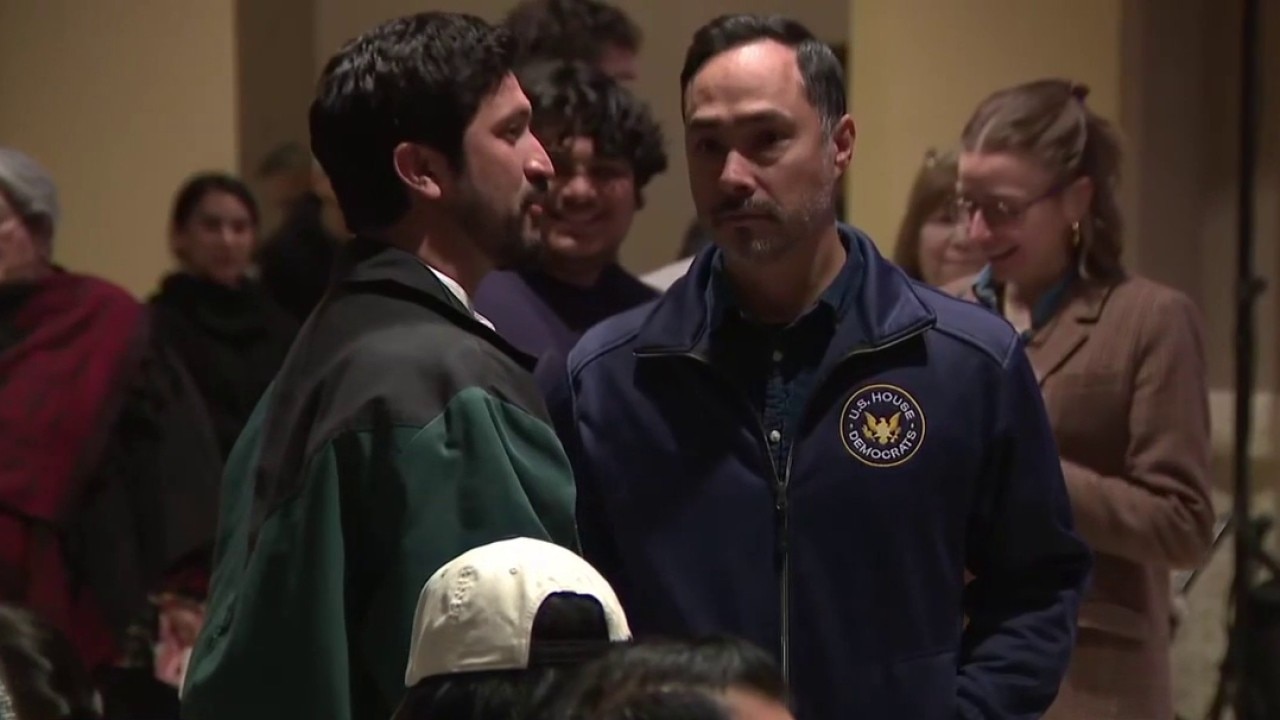 Lawmakers visit child & father detained by ICE